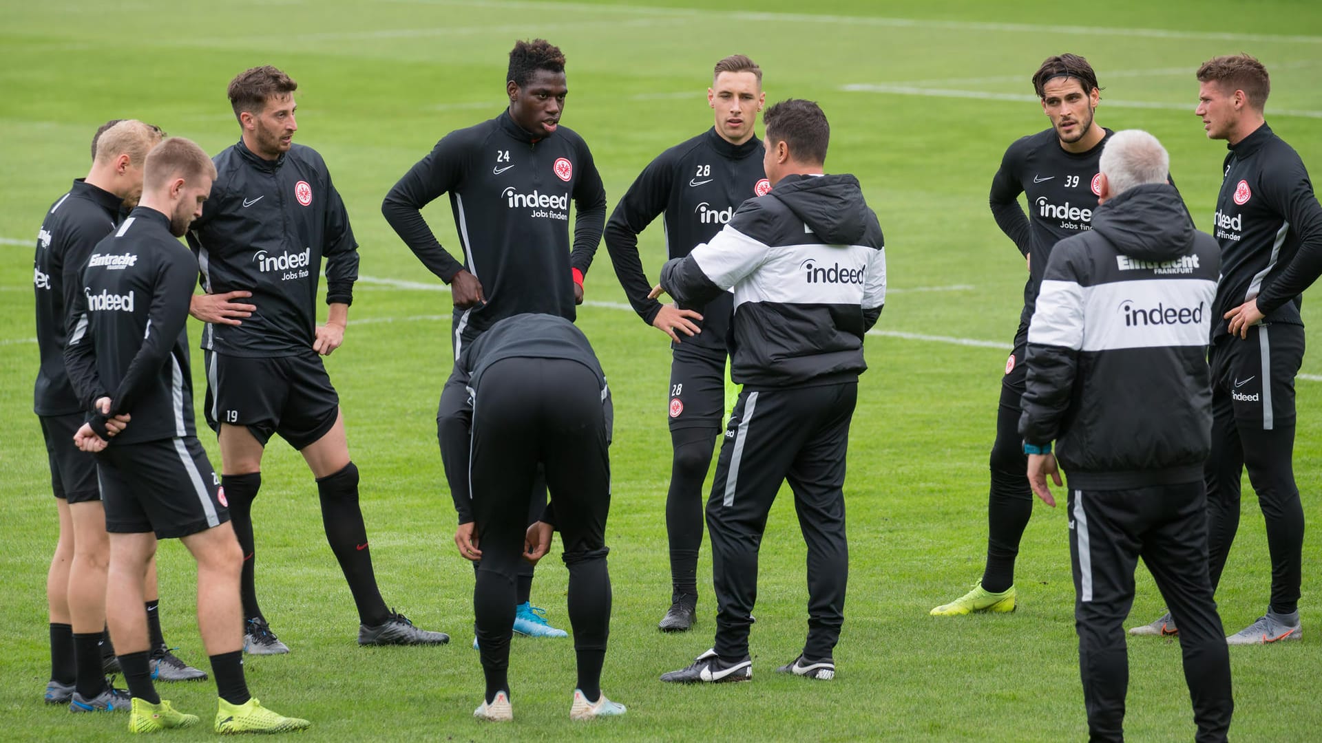 Spieler von Eintracht Frankfurt stehen im Kreis: Nach der Niederlage gegen Gießen gab es viele ratlose Gesichter.