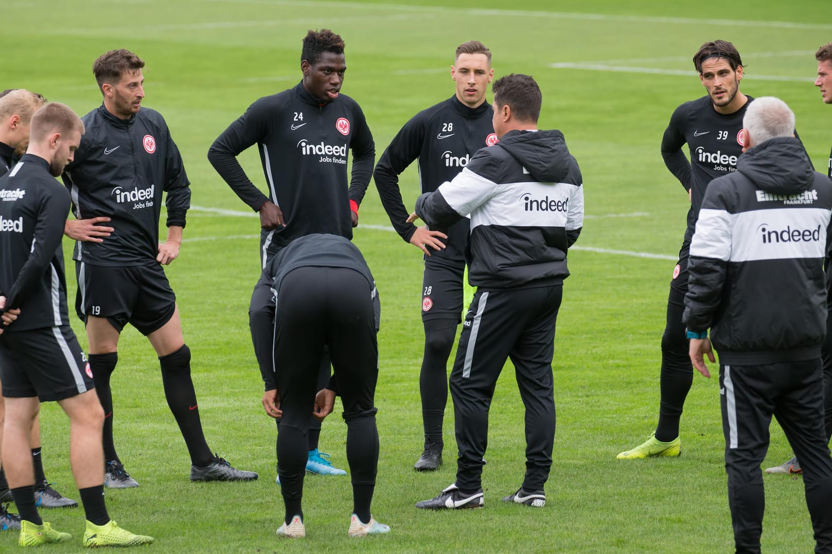 Spieler von Eintracht Frankfurt stehen im Kreis: Nach der Niederlage gegen Gießen gab es viele ratlose Gesichter.