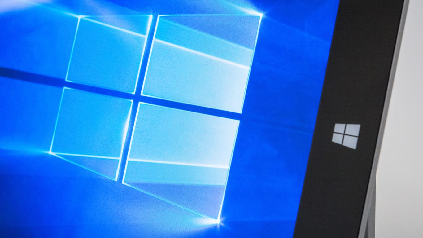 Ein Tablet zeigt den Startbildschirm von Windows 10: Im Oktober soll ein großes Update veröffentlicht werden.