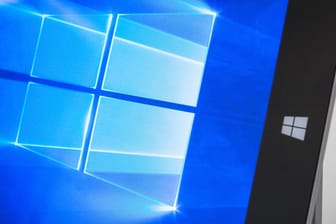 Ein Tablet zeigt den Startbildschirm von Windows 10: Im Oktober soll ein großes Update veröffentlicht werden.