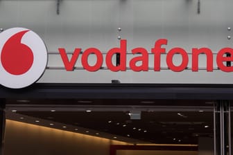 Das Foto zeigt das Logo über einer Vodafone-Filiale: Der Netzbetreiber erhöht das Datenvolumen in den Prepaid-Tarifen.
