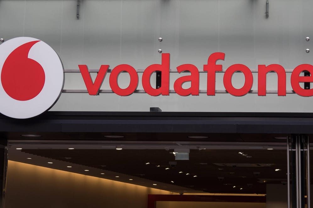 Das Foto zeigt das Logo über einer Vodafone-Filiale: Der Netzbetreiber erhöht das Datenvolumen in den Prepaid-Tarifen.