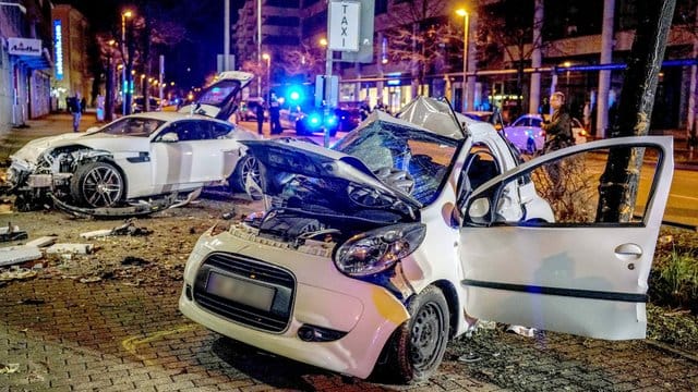 Zwei Autos stehen nach einem Zusammenprall am Straßenrand. Zwei Autos stehen nach einem Zusammenprall am Straßenrand.