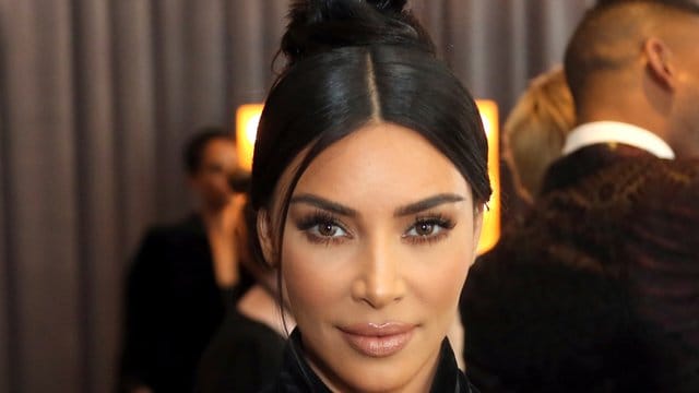 Kim Kardashian ist mit ihren Kindern zur Taufe nach Armenien gereist. Kim Kardashian ist mit ihren Kindern zur Taufe nach Armenien gereist.
