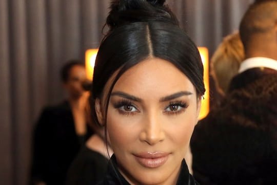 Kim Kardashian ist mit ihren Kindern zur Taufe nach Armenien gereist.