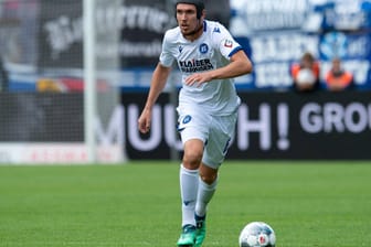 Damian Roßbach läuft dem Ball hinterher: Der Spieler war wieder für den KSC im Einsatz.