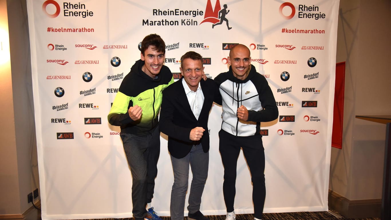 Die Marathon Läufer Tobias Blum (l) und Hendrik Pfeiffer (r), und Markus Frisch (m) Veranstalter des Köln Marathons: Auch sie sind dieses Jahr wieder heiß auf den Lauf.