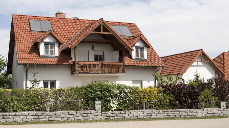Einfamilienhaus: Über eine Umschuldung können Immobilienbesitzer von den aktuellen Zinsen profitieren.