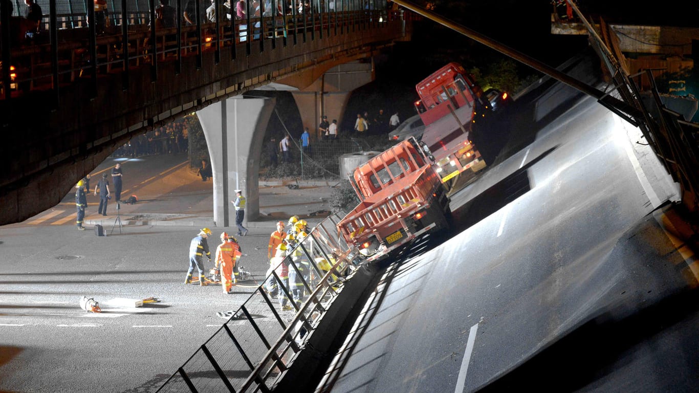 Die eingestürzte Brücke: In China sind drei Menschen ums Leben gekommen.