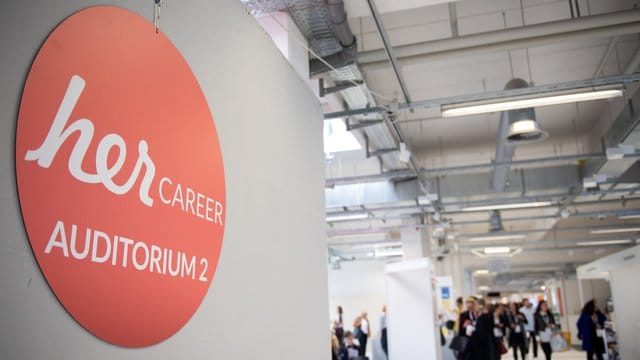 Auf der Messe "herCareer" geht es um Karrieretipps für Frauen - einer lautet: mutiger beim Verhandeln des Gehalts sein.