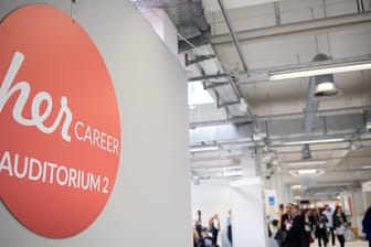 Auf der Messe "herCareer" geht es um Karrieretipps für Frauen - einer lautet: mutiger beim Verhandeln des Gehalts sein.