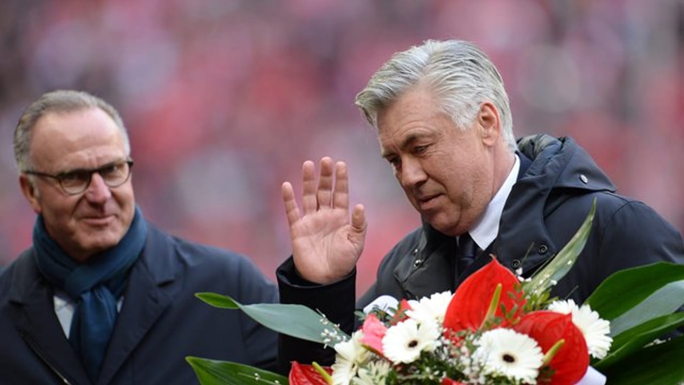 Musste Carlo Ancelotti (r) vorzeitig beim FC Bayern verabschieden: Karl-Heinz Rummenigge.