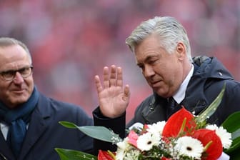 Musste Carlo Ancelotti (r) vorzeitig beim FC Bayern verabschieden: Karl-Heinz Rummenigge.