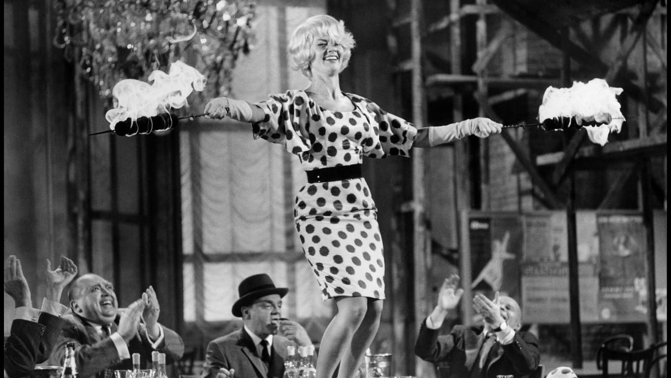 Liselotte Pulver 1961: Legendär ist die Szene in "Eins, Zwei, Drei", indem sie in einem gepunkteten Kleid auf dem Tisch tanzt und den Männern den Kopf verdreht.
