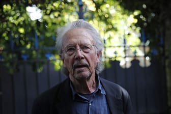 Literaturnobelpreisträger Peter Handke steht auf dem Grundstück seines Hauses in Chaville.