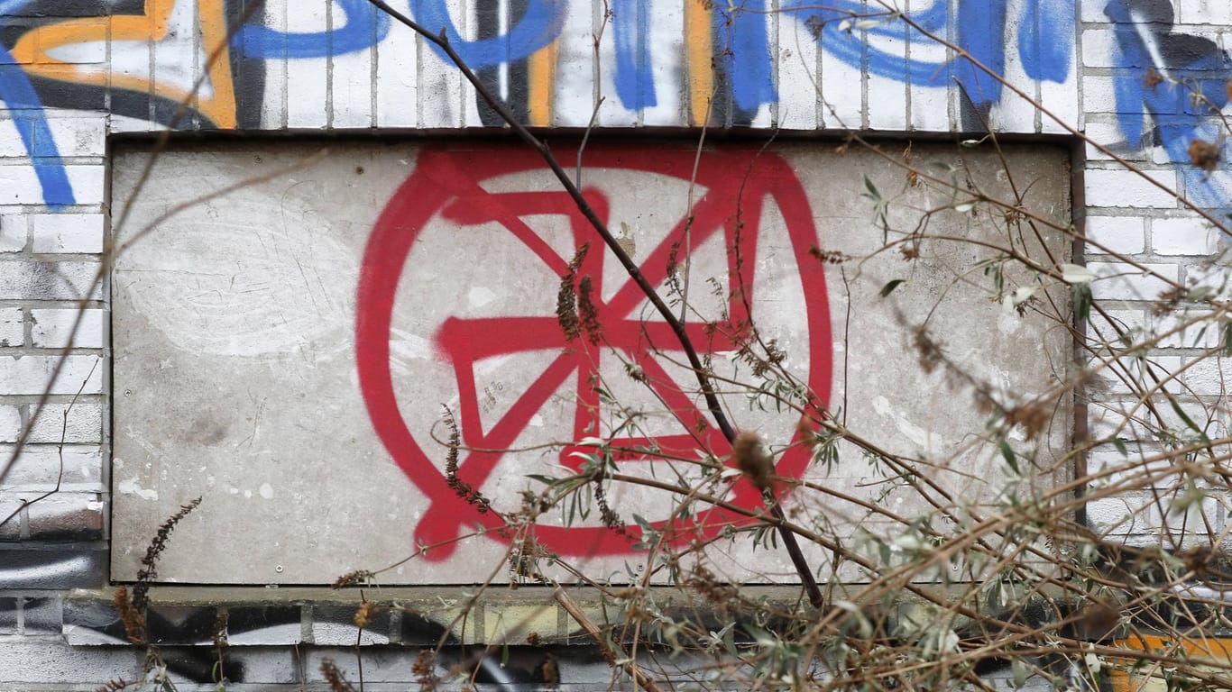 Ein durchgestrichenes Hakenkreuz: In Dortmund sollen drei Jugendliche Hakenkreuze auf den Boden gesprüht haben. (Symbolbild)