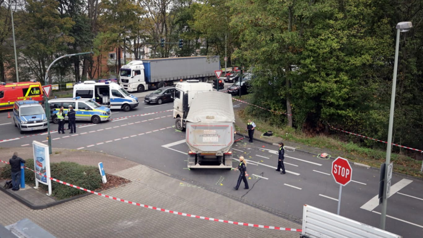 Die Unfallstelle in Leverkusen: Der Lkw-Fahrer übersah das Mädchen offenbar beim Abbiegen.