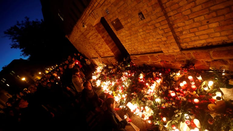 Trauernde stellen Kerzen vor die Synagoge in Halle: Es reicht nicht aus, sich nur zum Ziel zu setzen, das jüdische Leben in Deutschland mit Polizei und Stacheldraht zu schützen, meint unser Gastautor Dr. Meron Mendel.