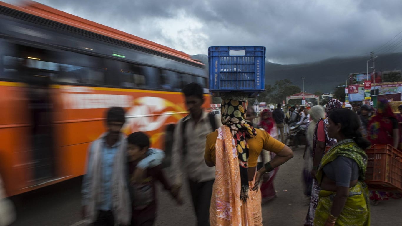 Ein Pilgerbus fährt durch Indien: Drei Kinder und vier Frauen starben nach einem Unfall am Straßenrand. (Archivbild)