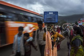 Ein Pilgerbus fährt durch Indien: Drei Kinder und vier Frauen starben nach einem Unfall am Straßenrand. (Archivbild)