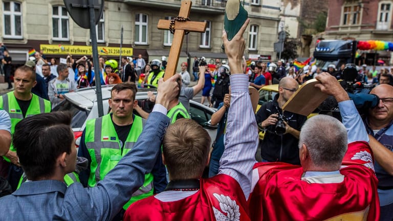 LGBT-Parade in Katowice: Kirchenanhänger protestieren mit Holzkreuzen und Gebetsketten gegen Lesben, Schwule und andere sexuelle Minderheiten.