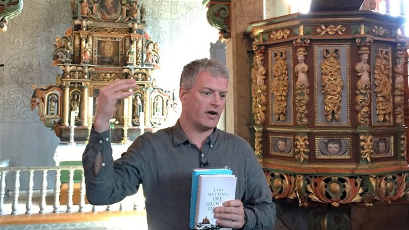 Lars Mytting stellt in der Stabkirche von Ringebu seinen Roman "Die Glocke im See" vor.