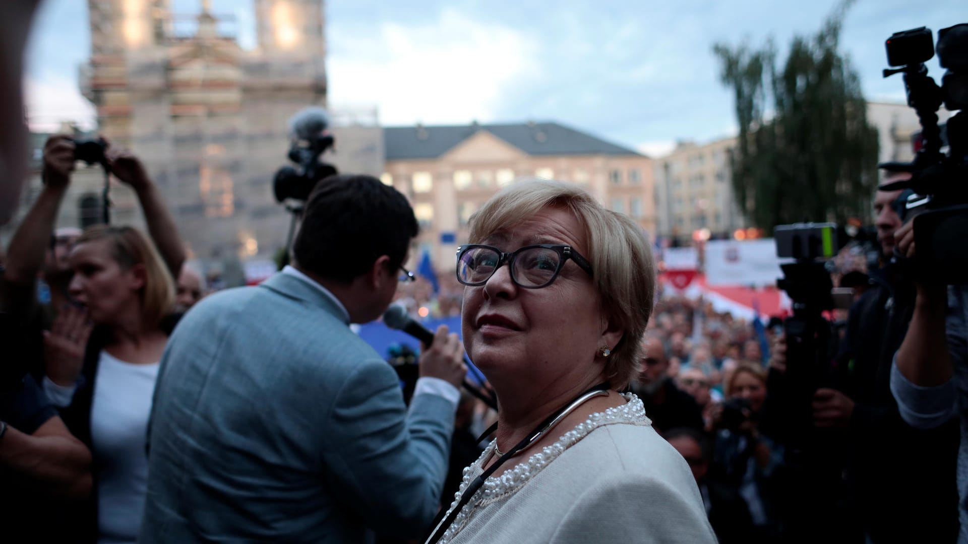 Die vorsitzende Richterin des Obersten Gerichts, Malgorzata Gersdorf, bei Protesten gegen die Justizreformen: Auf Druck der EU-Kommission hat die Regierung die Absenkung der Altersgrenze für Richter wieder zurückgezogen.