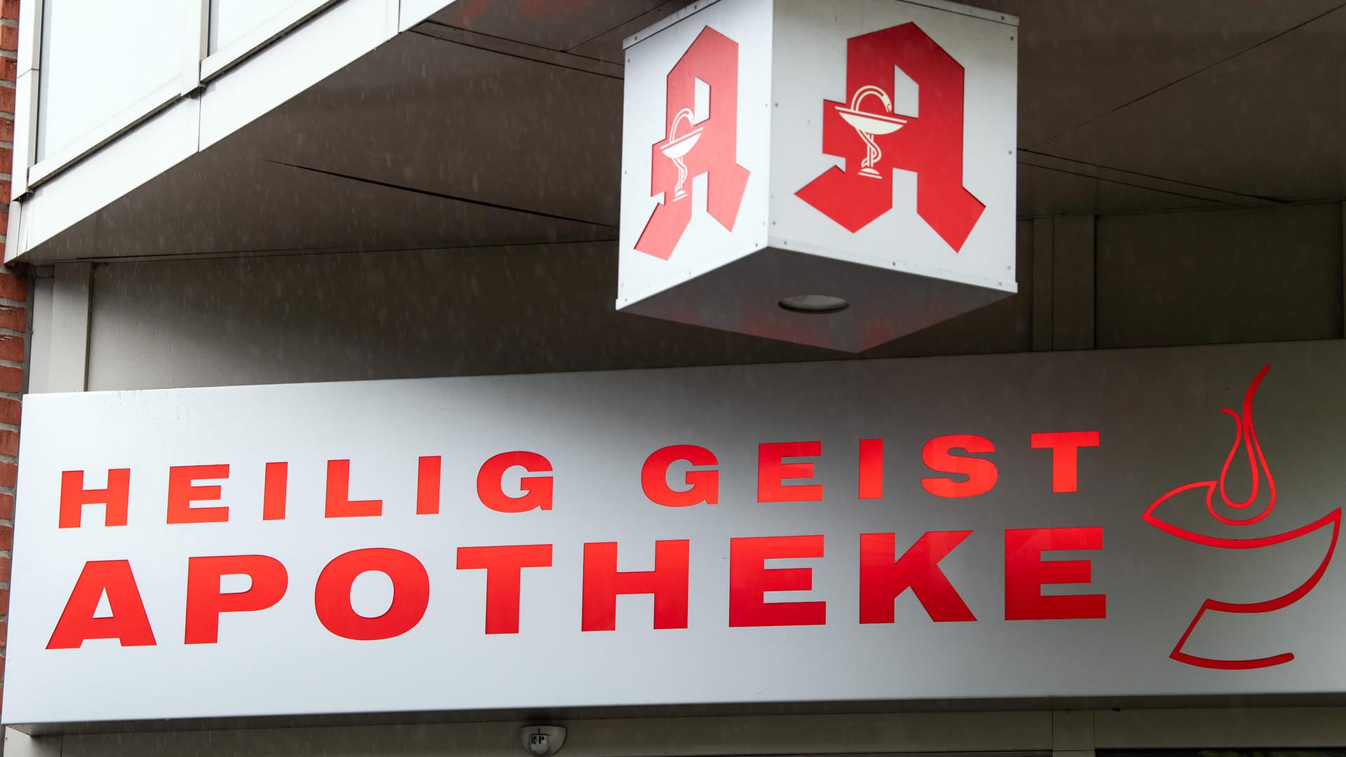 Das Schild der Heilig Geist Apotheke in Köln: Dort wurde ein vergifteter Glukose-Test verkauft, an dem eine Schwangere starb. Das Schild der Heilig Geist Apotheke in Köln: Dort wurde ein vergifteter Glukose-Test verkauft, an dem eine Schwangere starb.