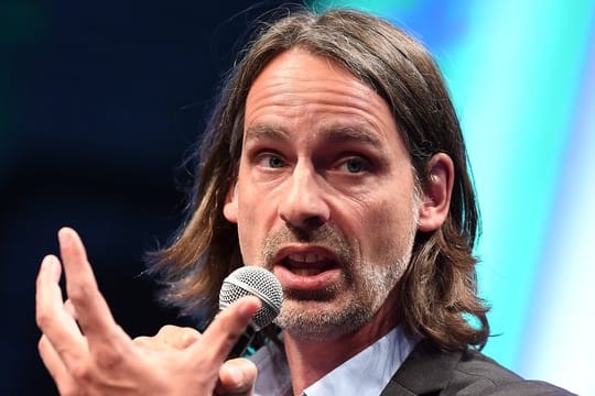 Richard David Precht hat einen Vorschlag gegen die Verödung der Innenstädte.