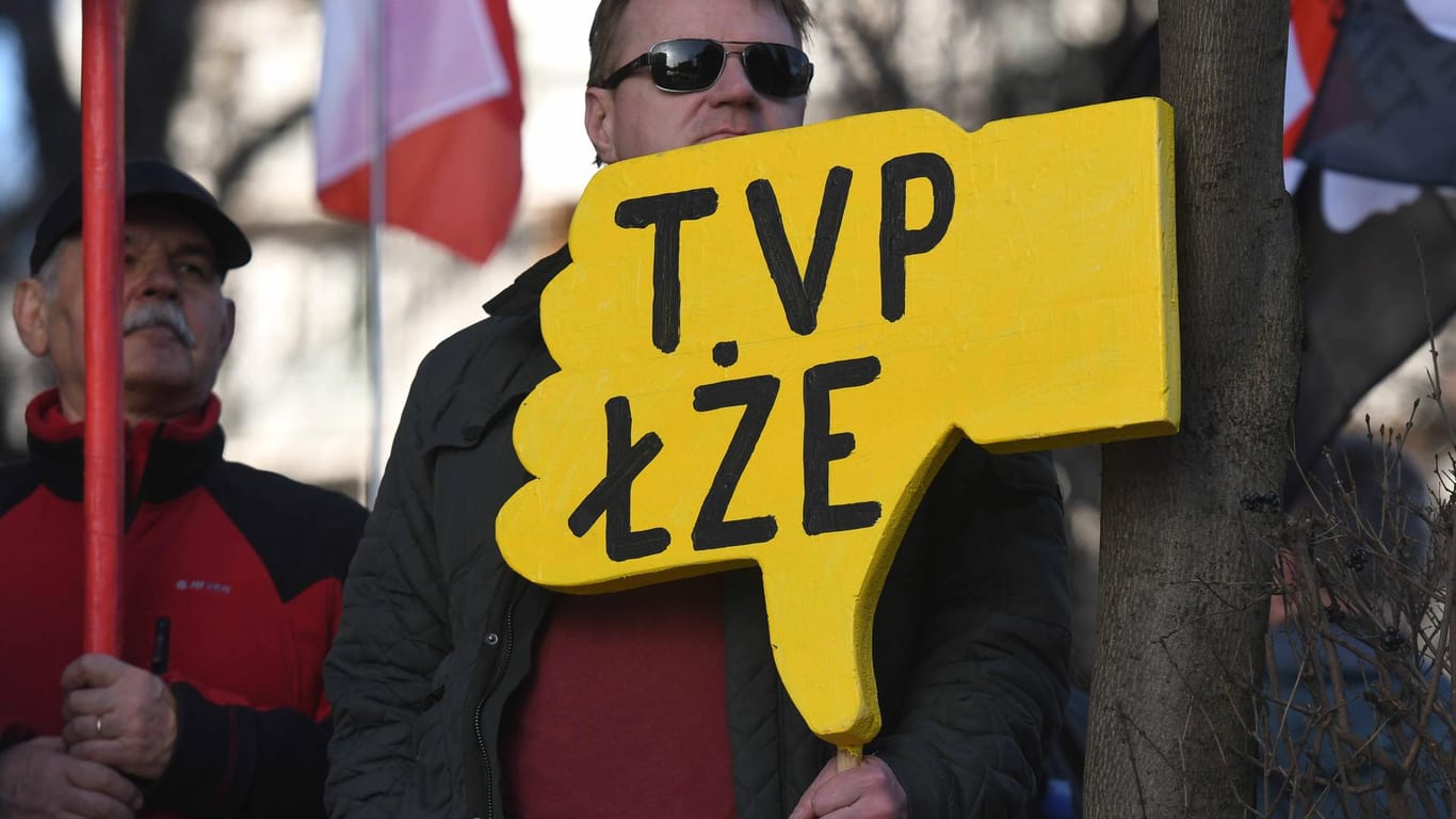 "TVP lügt", steht auf dem Schild eines Demonstranten in Krakau: Das öffentlich-rechtliche Fernsehen wurde seit der Medienreform massiv umgebaut.