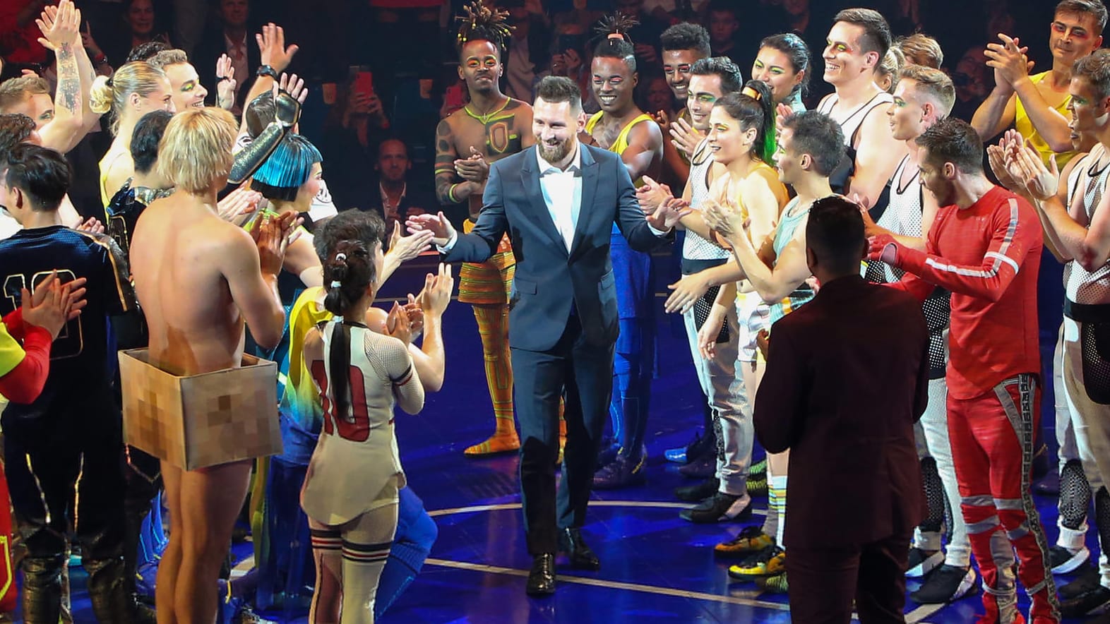 Lionel Messi: Der Barca-Star feiert die Premiere seiner Zirkus-Show.