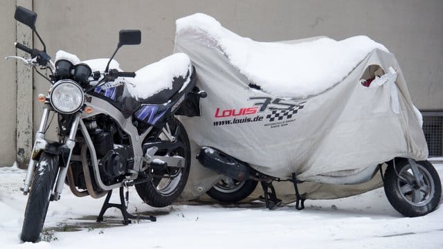 Soll das Motorrad draußen überwintern, benötigt es eine gute Abdeckplane. Soll das Motorrad draußen überwintern, benötigt es eine gute Abdeckplane.