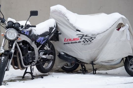 Soll das Motorrad draußen überwintern, benötigt es eine gute Abdeckplane.