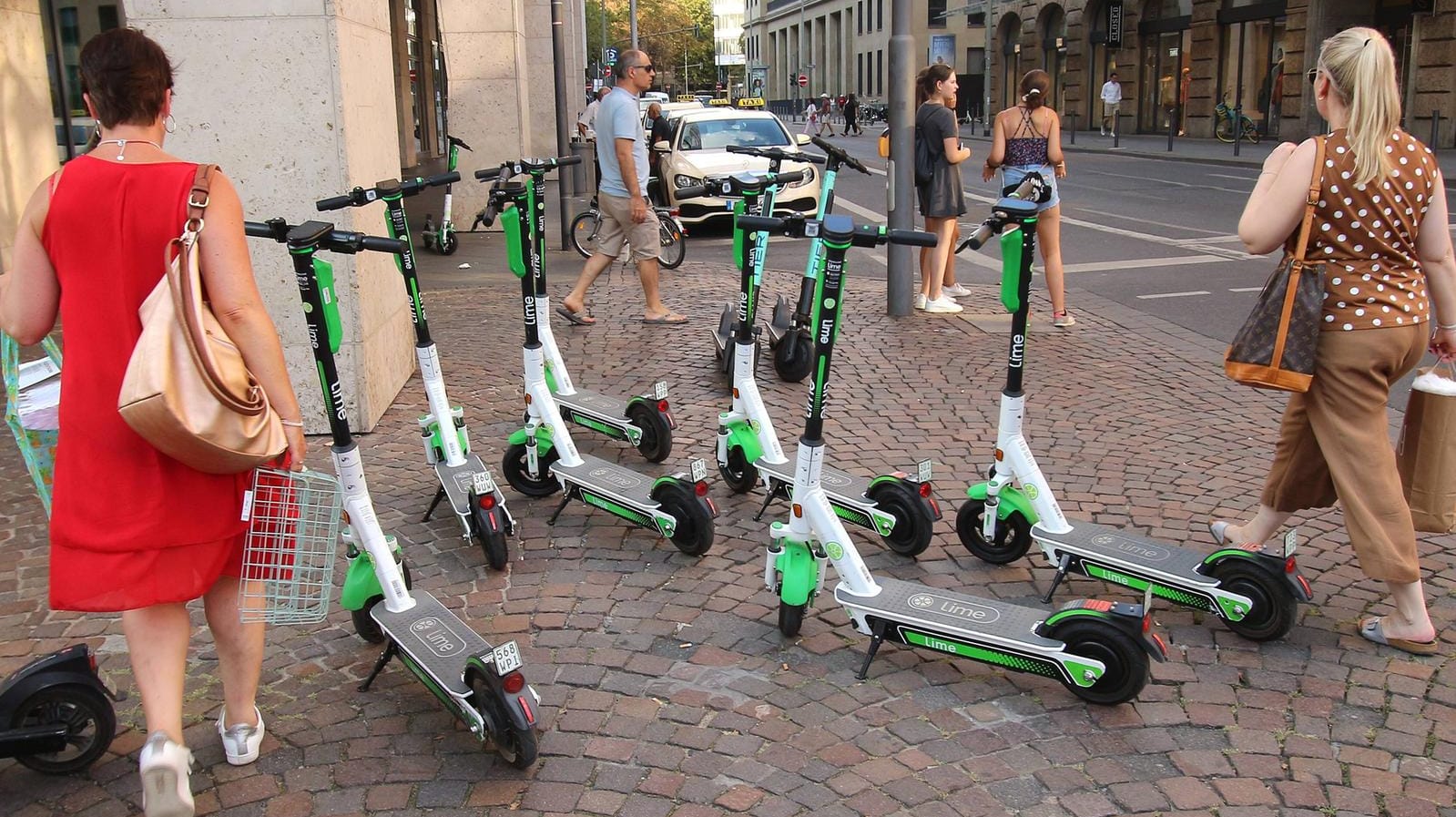 E-Scooter des Anbieters Lime verstellen in Frankfurt den Gehweg: Deutschlands Städte müssten ihre Infrastruktur der kommenden Roller-Flut anpassen, findet der Lime-Deutschlandchef. E-Scooter des Anbieters Lime verstellen in Frankfurt den Gehweg: Deutschlands Städte müssten ihre Infrastruktur der kommenden Roller-Flut anpassen, findet der Lime-Deutschlandchef.