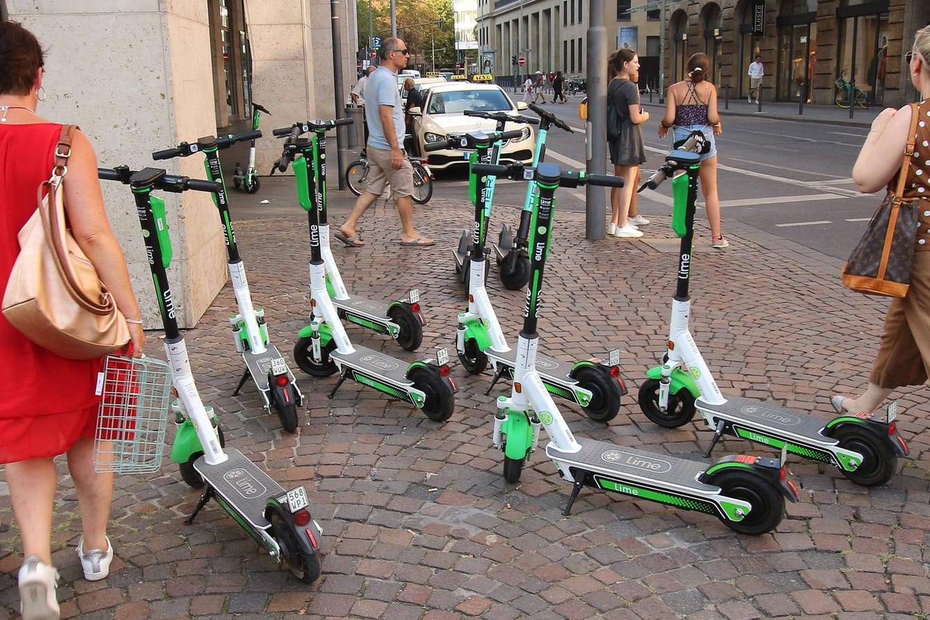 E-Scooter des Anbieters Lime verstellen in Frankfurt den Gehweg: Deutschlands Städte müssten ihre Infrastruktur der kommenden Roller-Flut anpassen, findet der Lime-Deutschlandchef.