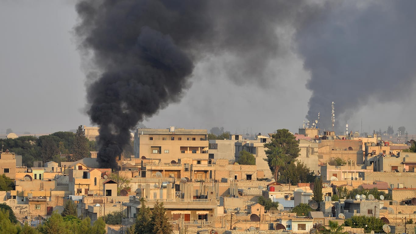 Rauchsäule über Ras al-Ain: Die türkische Offensive hat die Versorgung in Teilen Nordsyriens zusammenbrechen lassen.