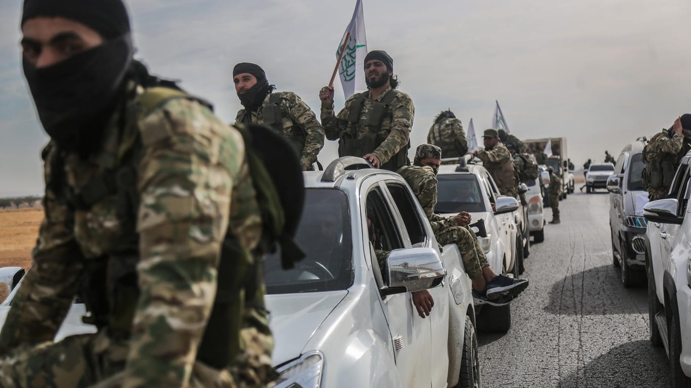 Kämpfer der "Syrischen Nationalarmee": Das on der Türkei formierte Bündnis verschiedener Milizen unterstützt den Vormarsch der Türkei.