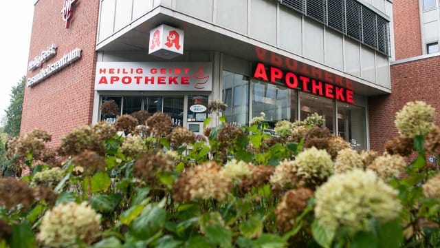 Nach dem Tod einer Mutter und ihrem Säugling durch vergiftete Glukose aus einer Kölner Apotheke ermittelt eine rund 20-köpfige Mordkommission. Nach dem Tod einer Mutter und ihrem Säugling durch vergiftete Glukose aus einer Kölner Apotheke ermittelt eine rund 20-köpfige Mordkommission.