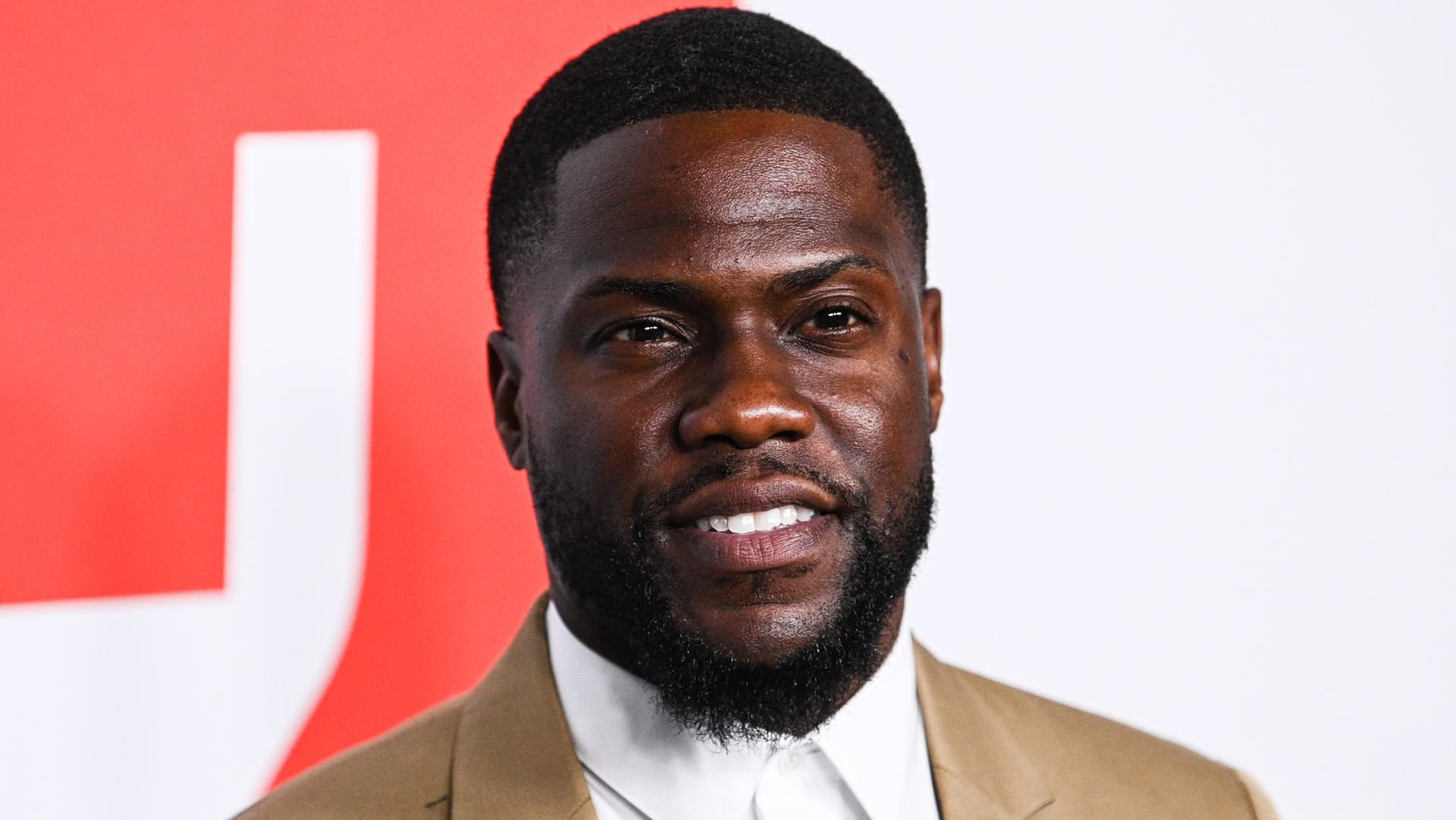 Kevin Hart: Anfang September hatte der Hollywood-Star einen Autounfall, bei dem er sich schwere Rückenverletzungen zugezogen hat. Jetzt spricht er erstmals über den Horrorcrash.