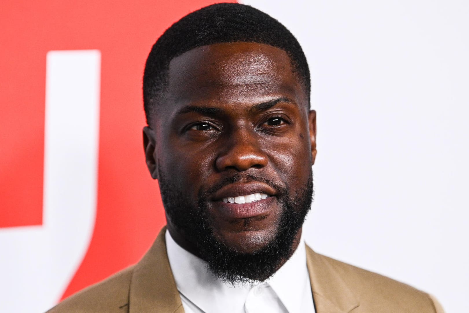 Kevin Hart: Anfang September hatte der Hollywood-Star einen Autounfall, bei dem er sich schwere Rückenverletzungen zugezogen hat. Jetzt spricht er erstmals über den Horrorcrash.