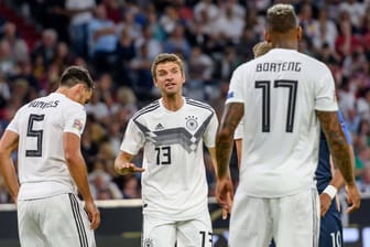 Mats Hummels (v. l.), Thomas Müller und Jérôme Boateng im September 2018 gegen Frankreich: wenig später beendete der Bundestrainer ihre DFB-Karriere.