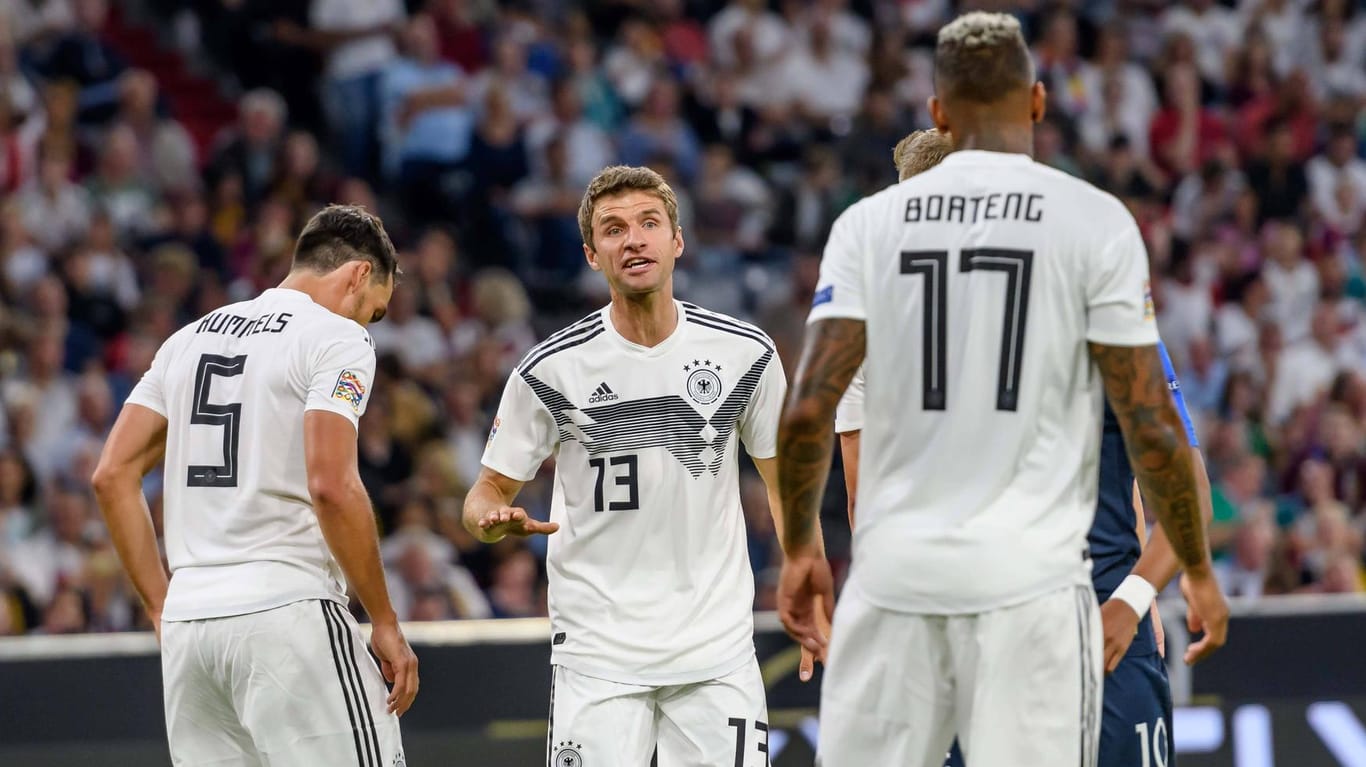 Mats Hummels (v. l.), Thomas Müller und Jérôme Boateng im September 2018 gegen Frankreich: wenig später beendete der Bundestrainer ihre DFB-Karriere.