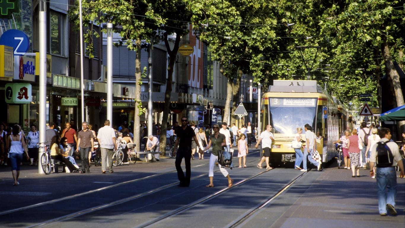 Menschen laufen auf einer Einkaufsstraße: Am Samstag und Sonntag steigt in Karlsruhe das Stadtfest.