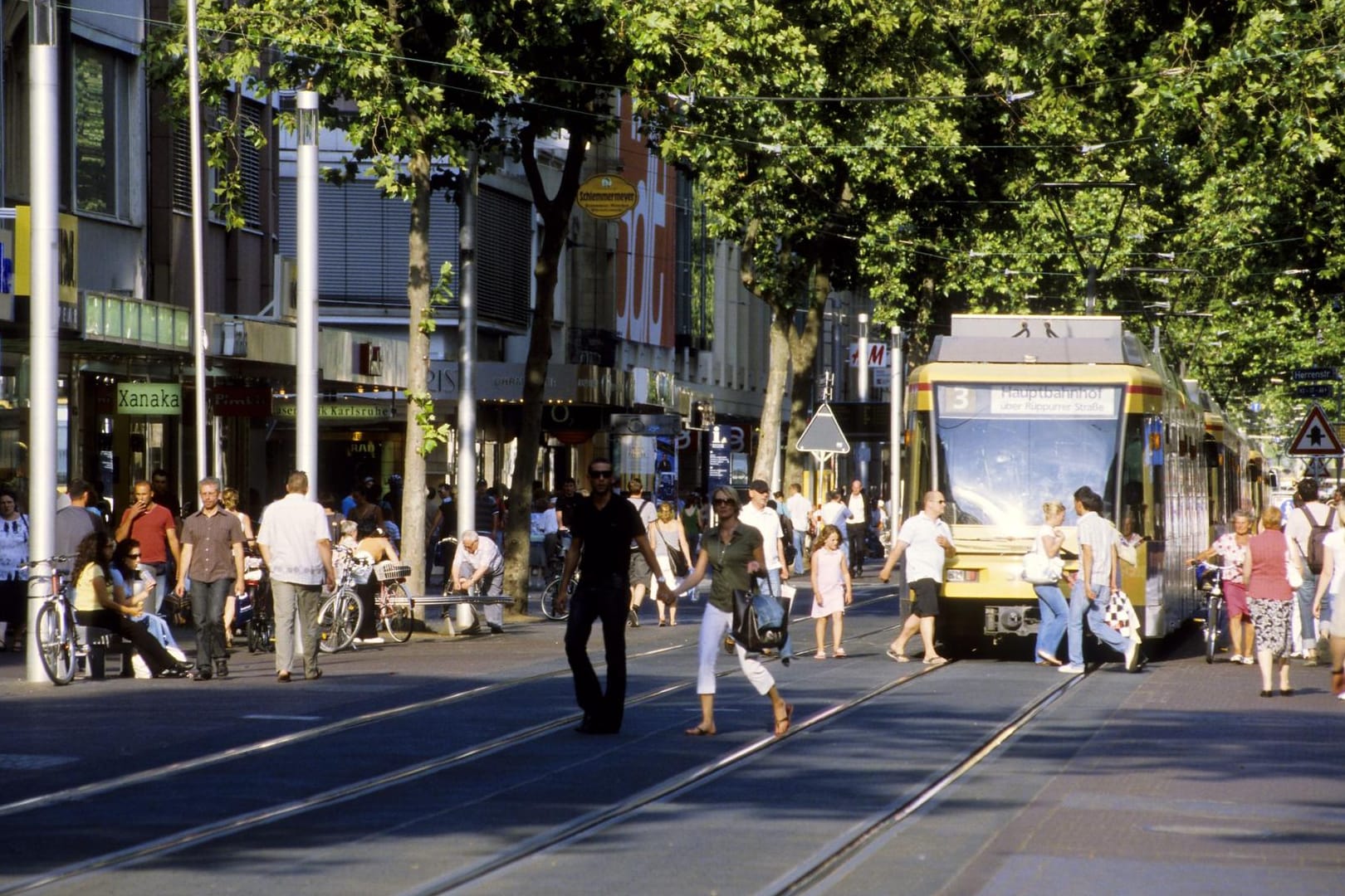 Menschen laufen auf einer Einkaufsstraße: Am Samstag und Sonntag steigt in Karlsruhe das Stadtfest.