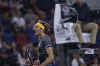 Alexander Zverev feiert seinen Sieg gegen Roger Federer.