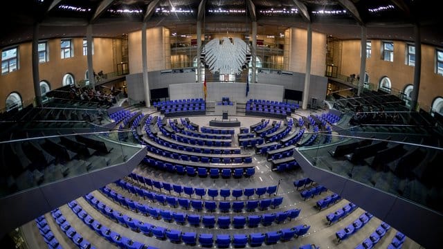 Wegen zahlreicher Überhang- und Ausgleichsmandate sitzen seit der letzten Bundestagswahl 709 Abgeordnete im Parlament - so viele wie nie zuvor. Wegen zahlreicher Überhang- und Ausgleichsmandate sitzen seit der letzten Bundestagswahl 709 Abgeordnete im Parlament - so viele wie nie zuvor.