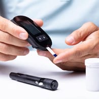 Ein Mann misst seinen Blutzucker: Diabetiker müssen regelmäßig ihren Blutzuckerspiegel im Blick haben.