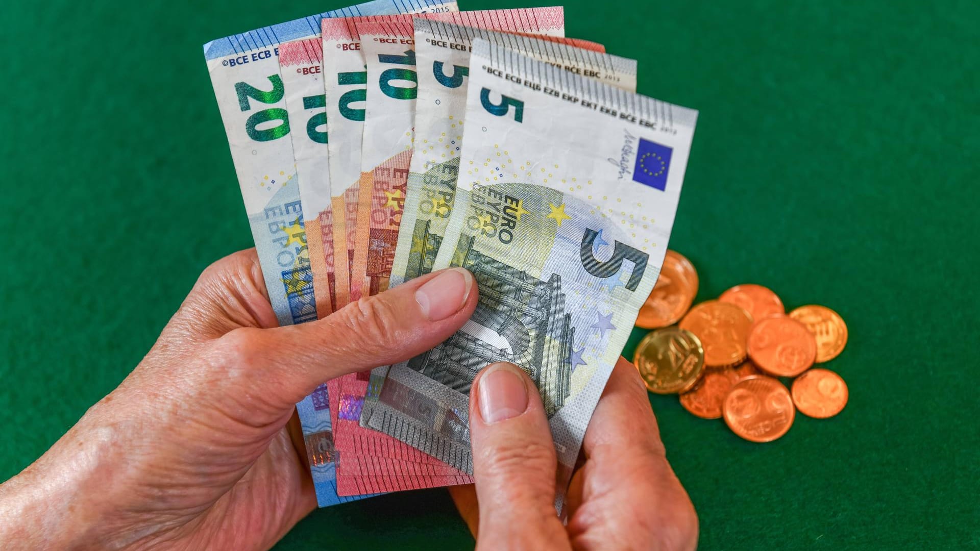 Eine Rentnerin hält Geld in den Händen: Viele ältere Menschen kommen nicht mit ihrer Rente aus. (Symbolbild)