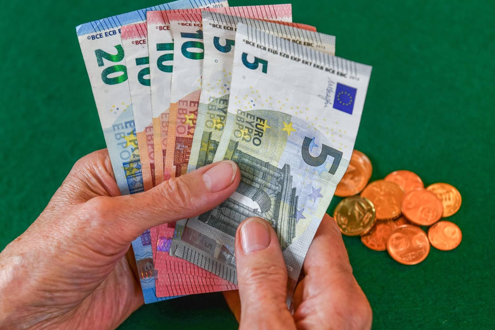 Eine Rentnerin hält Geld in den Händen: Viele ältere Menschen kommen nicht mit ihrer Rente aus. (Symbolbild)