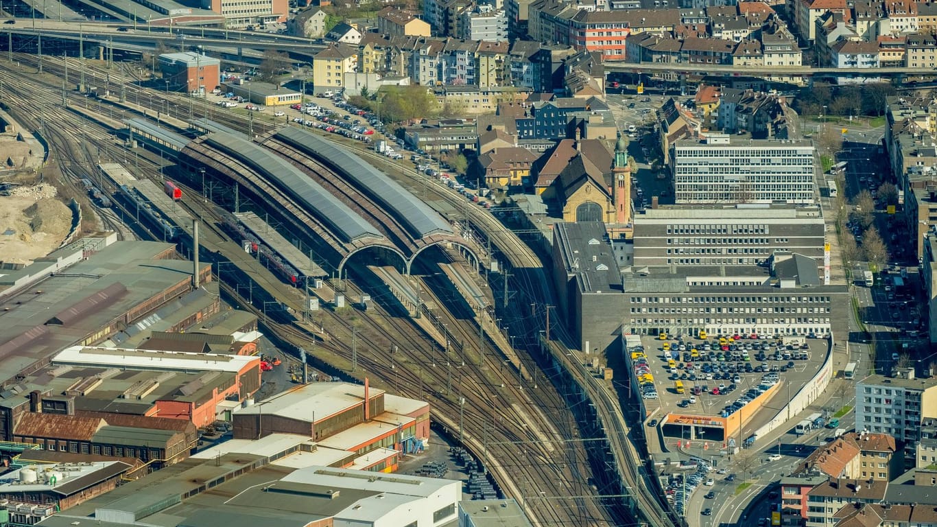 Hauptbahnhof Hagen mit Gleishallen und Bahnsteigen: Ab Samstag halten dort wieder Fernzüge der Deutschen Bahn.